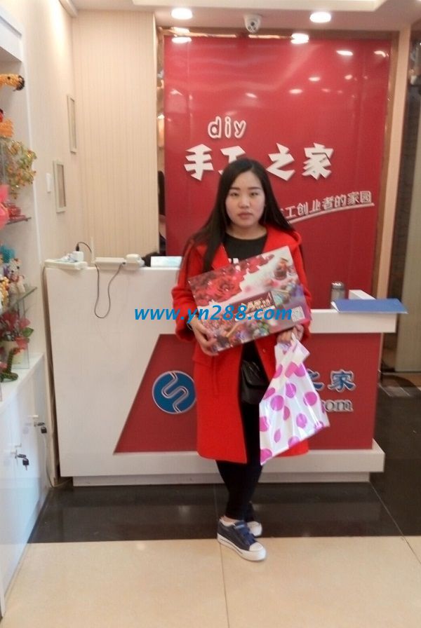 邯鄲永年化妝品店趙女士親自來手工活之家總部考察，欲兼職做手工活(圖1)