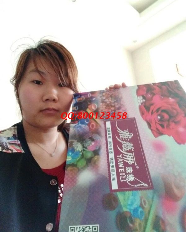 湖南郴州寶媽李女士找到在家?guī)Ш⒆右部梢宰龅氖止せ钪槔C加工(圖1)