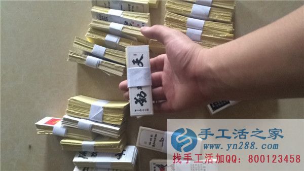 在快遞小哥搬快遞時，工作人員在整理不粘膠