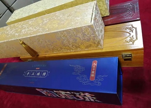 5月12日，農(nóng)村手工活加工項(xiàng)目代，帶回家做手工活，手工之家這樣做，大家自然很放心，圖為勵(lì)志珠珠繡手工產(chǎn)品多款外包裝剪影