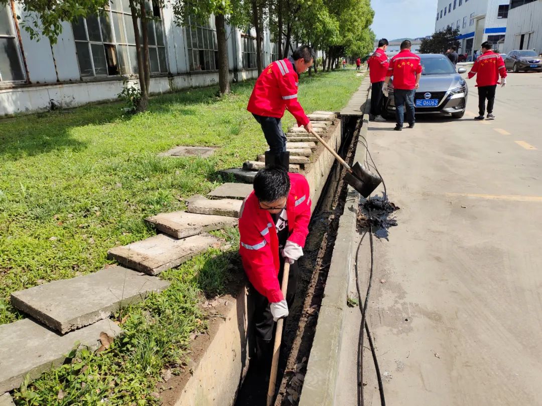 化機(jī)公司組織全員開展義務(wù)勞動(圖2) 化機(jī)公司組織全員開展義務(wù)勞動(圖2)