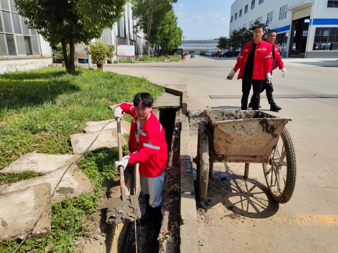化機(jī)公司組織全員開展義務(wù)勞動(圖5) 化機(jī)公司組織全員開展義務(wù)勞動(圖5)