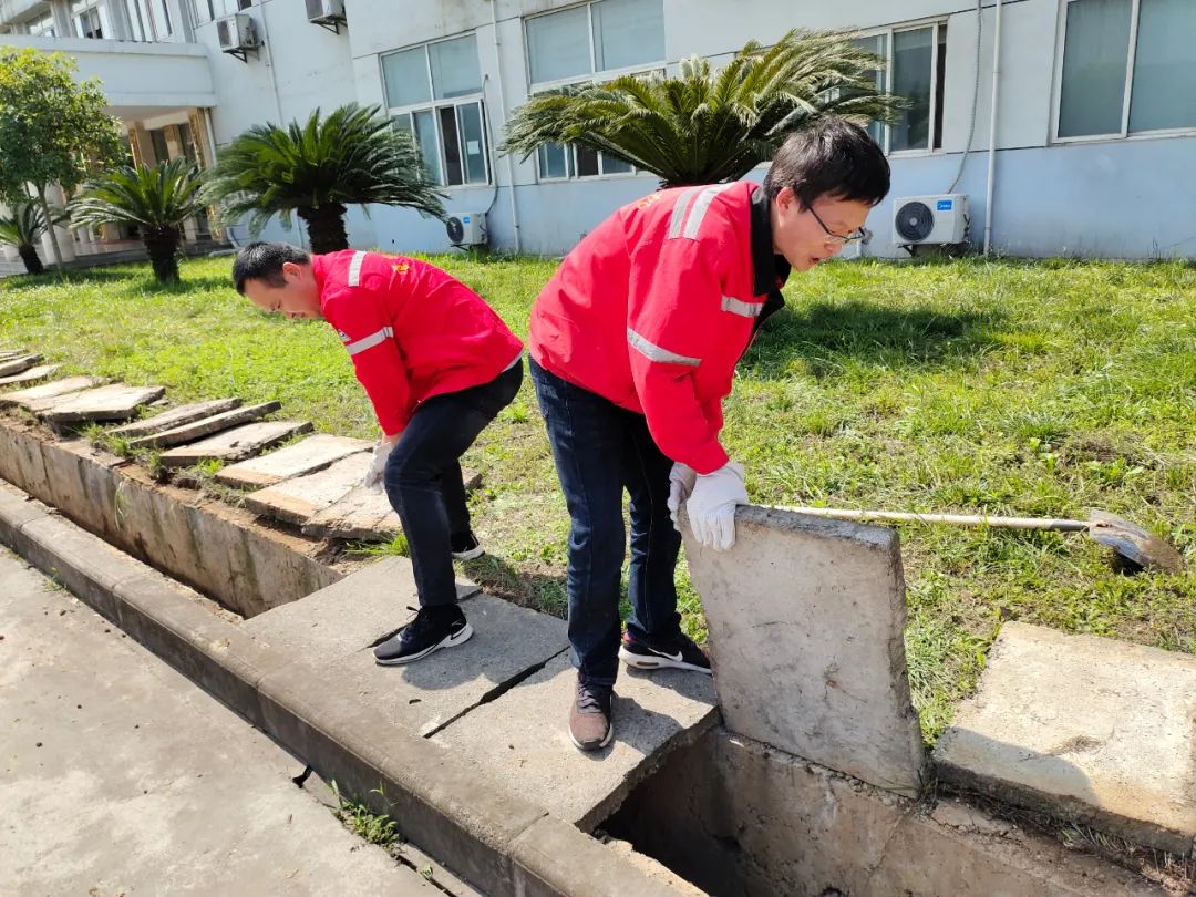 化機(jī)公司組織全員開展義務(wù)勞動(圖4) 化機(jī)公司組織全員開展義務(wù)勞動(圖4)