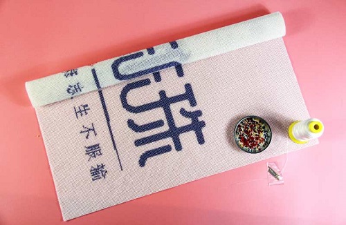 8月16日，農(nóng)村手工活加工項目，在家做手工，注意了這些事，做手工活掙錢就會選對手工企業(yè)，圖為手工之家的勵志珠珠繡手工產(chǎn)品細節(jié)剪影