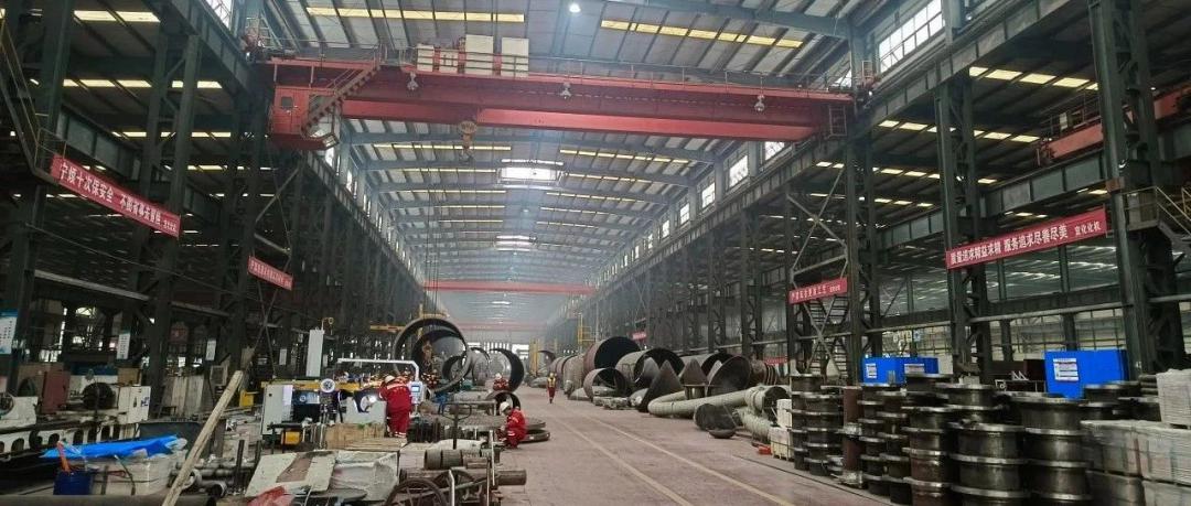 【現(xiàn)場(chǎng)辦公】化機(jī)公司黨委書(shū)記、董事長(zhǎng)、總經(jīng)理?xiàng)钪袧梢恍械揭牧曛圃旎噩F(xiàn)場(chǎng)辦公