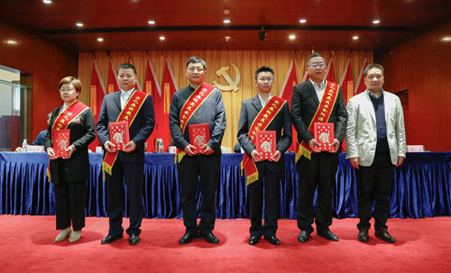 宜化集團(tuán)召開(kāi)2019年慶?！拔逡弧眹?guó)際勞動(dòng)節(jié)暨表彰大會(huì)(圖9)