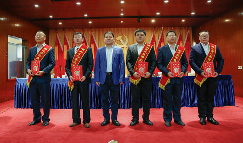 宜化集團(tuán)召開(kāi)2019年慶祝“五一”國(guó)際勞動(dòng)節(jié)暨表彰大會(huì)(圖7)