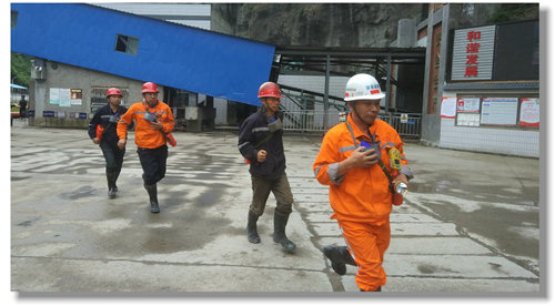 礦業(yè)公司蘇家坡礦開展中毒窒息應(yīng)急救援演練(圖1) 礦業(yè)公司蘇家坡礦開展中毒窒息應(yīng)急救援演練(圖1)