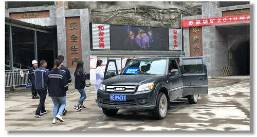 礦業(yè)公司蘇家坡礦開展中毒窒息應(yīng)急救援演練(圖2) 礦業(yè)公司蘇家坡礦開展中毒窒息應(yīng)急救援演練(圖2)