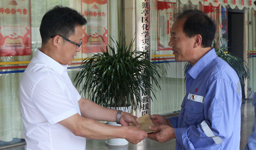 王大真到宜都園區(qū)、股份公司看望慰問基層黨員(圖4)