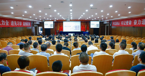 宜化集團黨委中心組傳達學習全國安全生產(chǎn)電視電話會議精神(圖1) 宜化集團黨委中心組傳達學習全國安全生產(chǎn)電視電話會議精神(圖1)