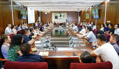 集團黨委組織總部機關(guān)黨員干部集中觀看張富清同志先進事跡電視記錄片《本色》(圖1) 集團黨委組織總部機關(guān)黨員干部集中觀看張富清同志先進事跡電視記錄片《本色》(圖1)