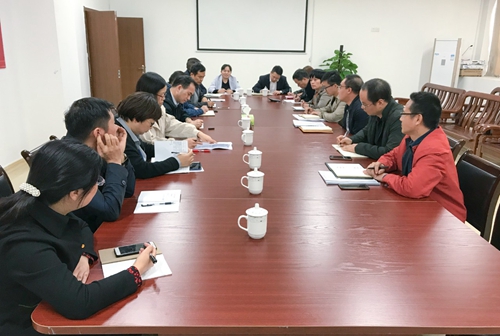 周金平到實(shí)訓(xùn)基地現(xiàn)場(chǎng)辦公(圖1) 周金平到實(shí)訓(xùn)基地現(xiàn)場(chǎng)辦公(圖1)