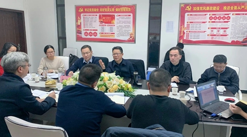 王大真到置業(yè)公司現(xiàn)場(chǎng)調(diào)研(圖2) 王大真到置業(yè)公司現(xiàn)場(chǎng)調(diào)研(圖2)