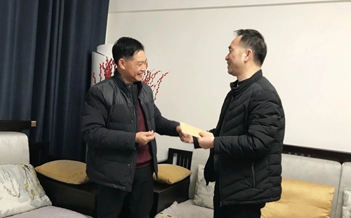 集團(tuán)領(lǐng)導(dǎo)春節(jié)前走訪慰問一線職工、困難職工和離退休老干部(圖2)