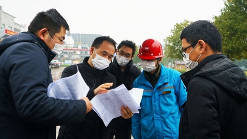 周金平到楚星公司、松滋肥業(yè)檢查疫情防控情況(圖1)