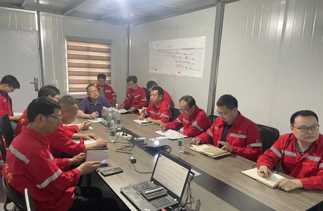 化機(jī)公司黨委書記、董事長、總經(jīng)理?xiàng)钪袧梢恍械绞返だ?xiàng)目現(xiàn)場辦公