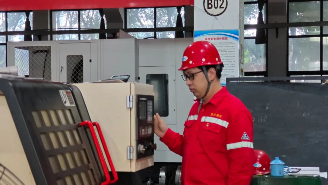 【風(fēng)采】重慶南儀陶強(qiáng):扎根一線勇?lián)?dāng) 躬耕細(xì)作潤(rùn)年華(圖3) 【風(fēng)采】重慶南儀陶強(qiáng):扎根一線勇?lián)?dāng) 躬耕細(xì)作潤(rùn)年華(圖3)