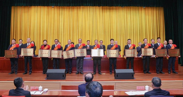 宜化集團(tuán)獲評宜昌市統(tǒng)籌推進(jìn)高水平保護(hù)和高質(zhì)量發(fā)展先進(jìn)集體(圖1) 宜化集團(tuán)獲評宜昌市統(tǒng)籌推進(jìn)高水平保護(hù)和高質(zhì)量發(fā)展先進(jìn)集體(圖1)