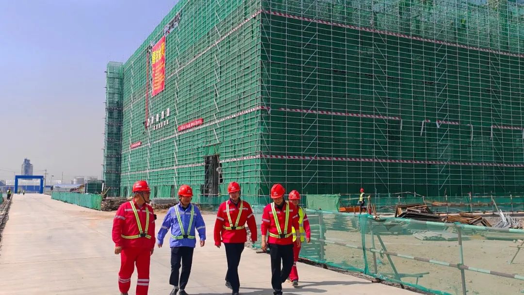 化機(jī)公司黨委書記、董事長、總經(jīng)理?xiàng)钪袧傻絻?nèi)蒙季戊四醇項(xiàng)目現(xiàn)場辦公(圖2)