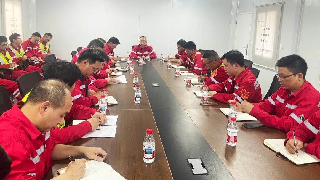 化機(jī)公司黨委書記、董事長、總經(jīng)理?xiàng)钪袧傻絻?nèi)蒙季戊四醇項(xiàng)目現(xiàn)場辦公(圖3)