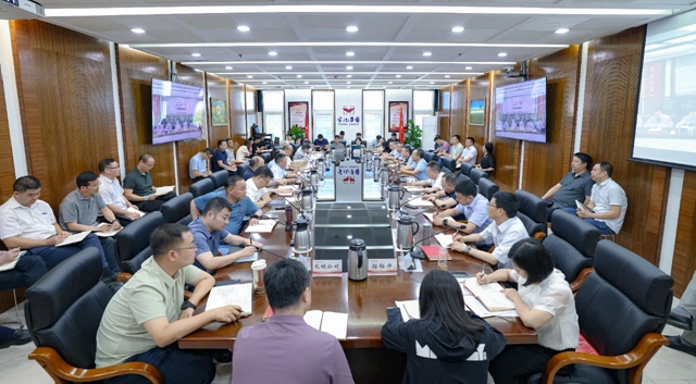 集團黨委傳達(dá)學(xué)習(xí)習(xí)近平總書記重要講話精神 研究推進(jìn)學(xué)習(xí)教育查擺問題整改整治工作(圖1) 集團黨委傳達(dá)學(xué)習(xí)習(xí)近平總書記重要講話精神 研究推進(jìn)學(xué)習(xí)教育查擺問題整改整治工作(圖1)