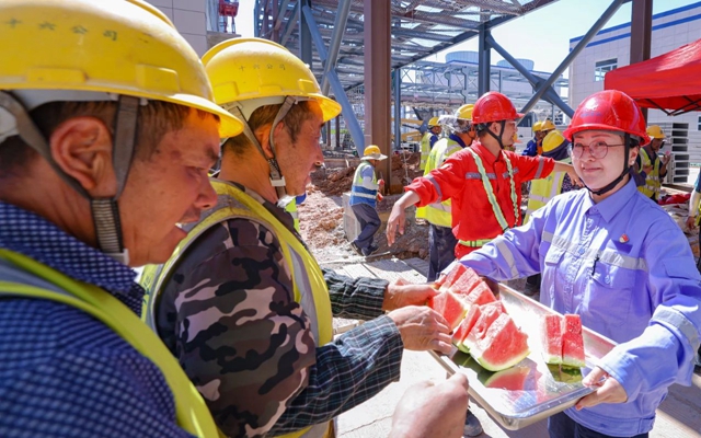 酷暑送清涼，關(guān)懷沁人心！宜化田家河園區(qū)全力保障職工高溫作業(yè)安全