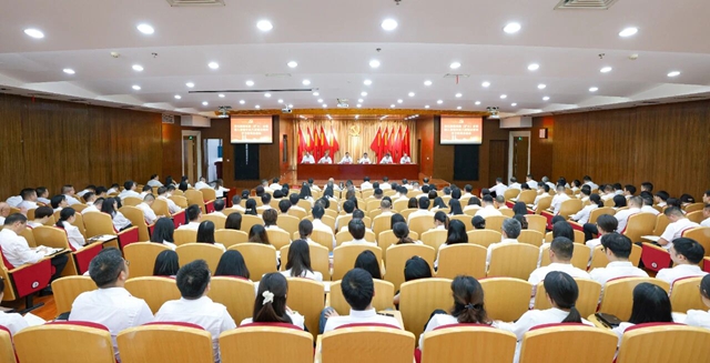 宜化集團召開黨委（擴大）會議暨深入貫徹中央八項規(guī)定精神學(xué)習(xí)教育總結(jié)會(圖1)