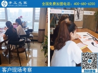 7月29日，為什么都選手工之家的珠繡串珠外放手工活？正規(guī)的手工活外發(fā)加工廠家有什么特征？手工之家接待考察加工客戶剪影