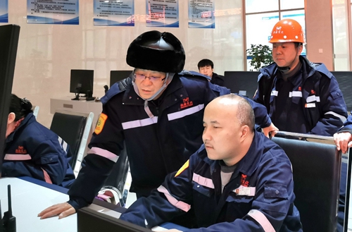 集團領(lǐng)導(dǎo)春節(jié)前走訪慰問一線職工、困難職工和離退休老干部