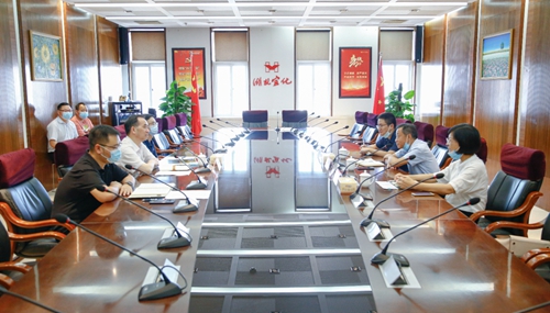 宜昌市總工會黨組書記、常務(wù)副主席皮祖武一行到宜化集團(tuán)調(diào)研