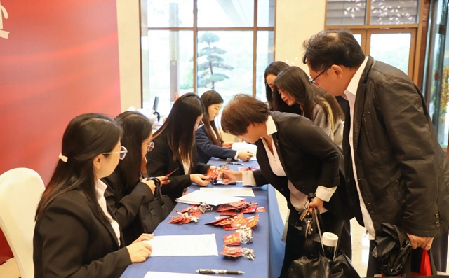 肩負(fù)重托共謀發(fā)展！集團(tuán)七屆二次職代會代表報到并參觀田家河新項目