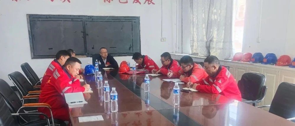 化機(jī)公司黨委書記、董事長、總經(jīng)理?xiàng)钪袧傻絻?nèi)蒙宜化項(xiàng)目現(xiàn)場辦公